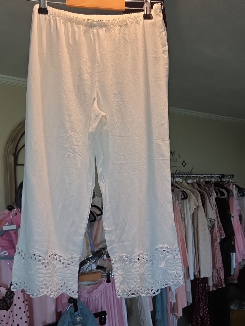 White Lace-Hem Pull-On Capri Pants